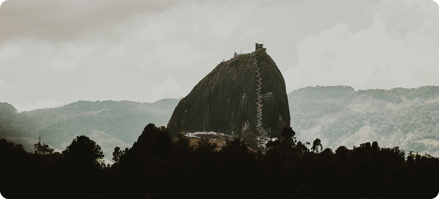 Montanha de pedra em uma paisagem enevoada
